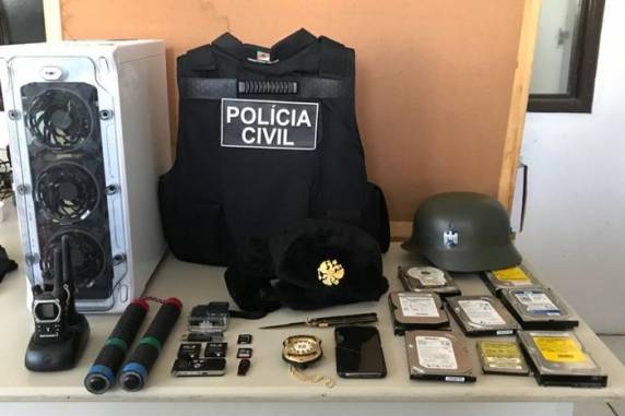 Homem integrou grupo na Deep Web, fez ameaças a políticos e teve capacete da Legião Hitlerista apreendido