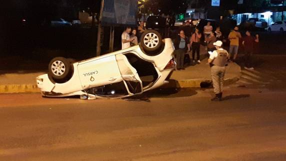 Veículo capota após colisão na Expedicionário Weber em Santa Rosa - foto 4