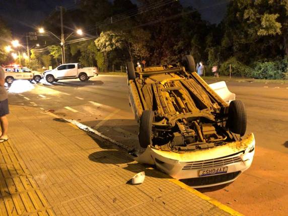 Veículo capota após colisão na Expedicionário Weber em Santa Rosa - foto 3