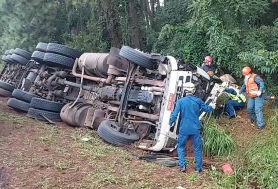 Motorista de carreta morre em acidente na BR-282 no oeste catarinense - foto 2