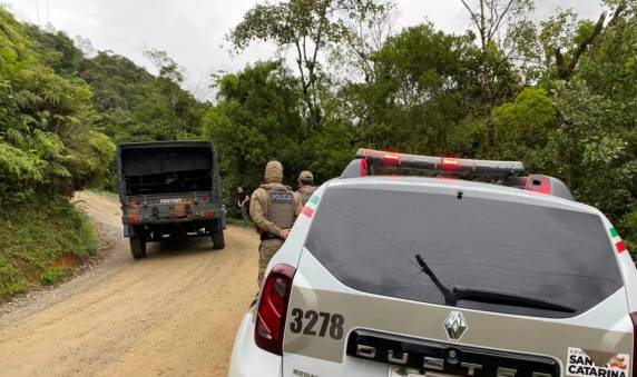 Caminhão do Exército cai em ribanceira no Vale do Itajaí; acidente deixa 2 mortos e feridos - foto 2