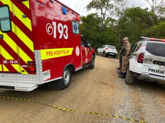 Caminhão do Exército cai em ribanceira no Vale do Itajaí; acidente deixa 2 mortos e feridos - foto 3