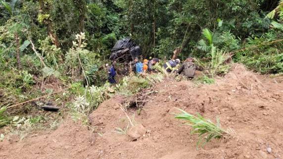 Acidente foi registrado na manhã desta quarta-feira em uma área mata entre Indaial e Blumenau. Vítimas estavam em comboio e iriam participar de treinamento.