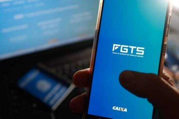 Trabalhadores com carteira assinada poderão retirar o fundo após liberação do governo; aposentados e pensionistas do INSS receberão 13° salário em abril e maio