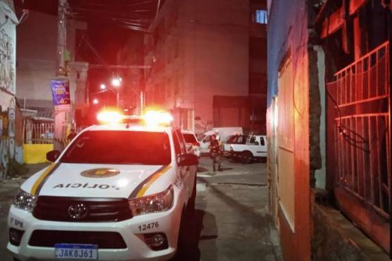 Uma mulher e seu filho de três anos foram atingidos de raspão pelos disparos; um cachorro também foi morto durante a ação