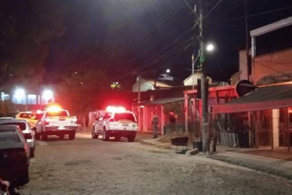 Uma mulher e seu filho de três anos foram atingidos de raspão pelos disparos; um cachorro também foi morto durante a ação