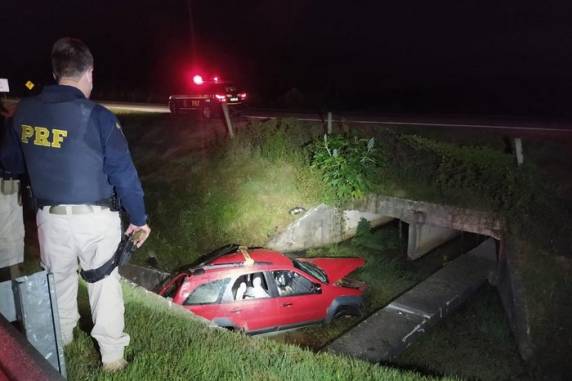 Motorista e outro passageiro ficaram feridos e foram encaminhados ao hospital