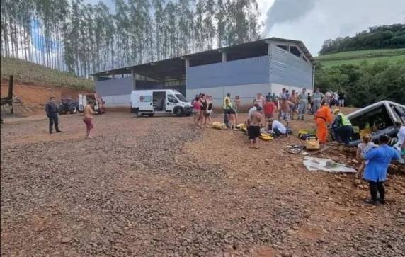 Pelo menos 15 crianças foram levadas ao hospital. Acidente ocorreu em Nova Itaberaba.