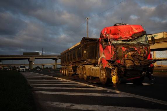 Colisão entre caminhões deixa dois mortos na freeway, em Porto Alegre - foto 2