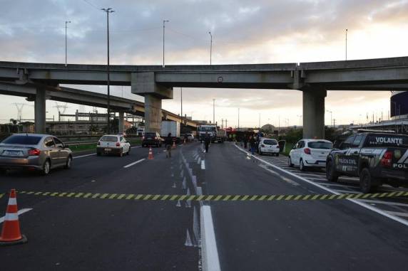 Colisão entre caminhões deixa dois mortos na freeway, em Porto Alegre - foto 3