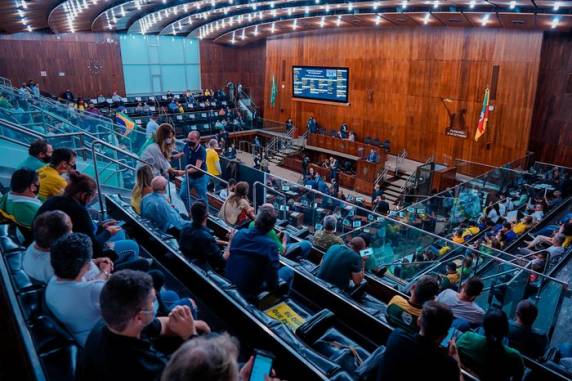 Processo para a perda da cadeira pelo parlamentar recebeu 45 votos favoráveis e três contrários