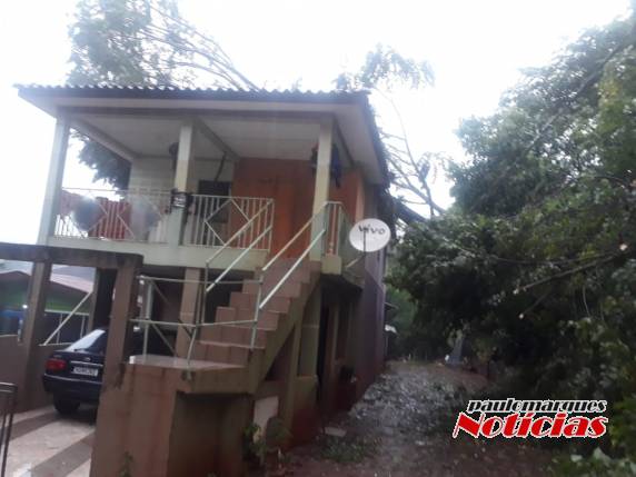 A família teve que abandonar casa danificada pelo temporal no Bairro Carolina