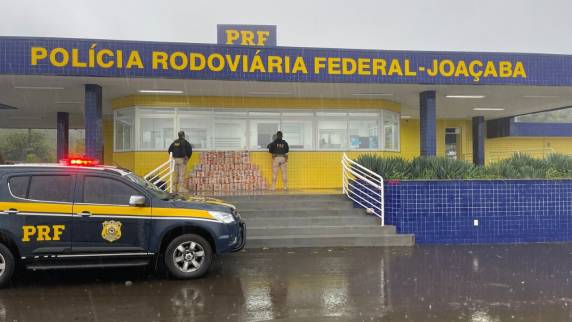 A carga avaliada em R$ 32 milhões estava escondida no fundo falso de um caminhão