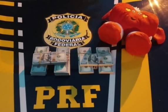 A Polícia Rodoviária Federal apreendeu o valor equivalente a R$ 386 mil em Santana do Livramento