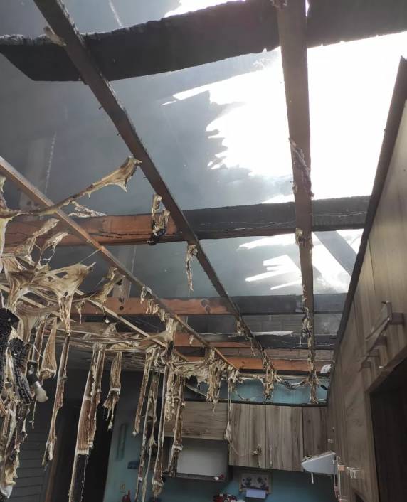 Incêndio destrói metade de casa e suspeita é que carregador de celular tenha causado fogo em SC - foto 2