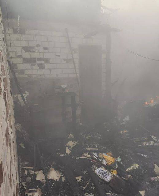 Bombeiros farão perícia, que poderá confirmar causas. Segundo dono do imóvel, carregador era único objeto na tomada no momento das chamas.