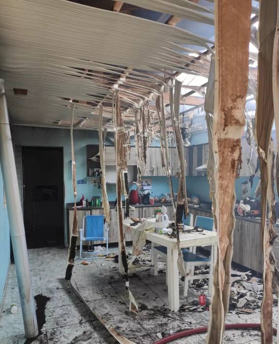 Incêndio destrói metade de casa e suspeita é que carregador de celular tenha causado fogo em SC - foto 3