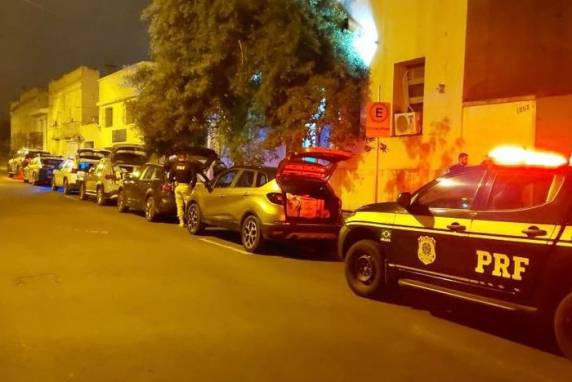 Quatro paulistas, que estavam em quatro veículos, foram presos em ação da PRF e da BM