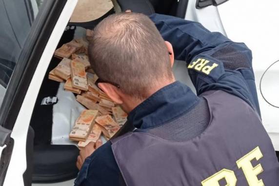 Quantia é equivalente a R$ 216,4 mil, na cotação atual. Motorista não conseguiu explicar origem lícita do dinheiro, foi preso e encaminhado à Polícia Federal