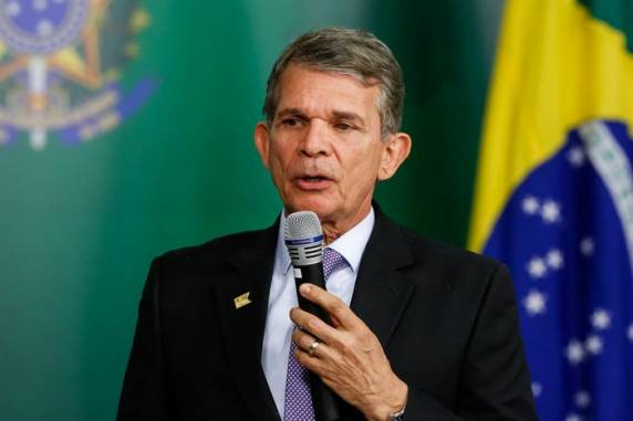 Mais cotado para substituí-lo é o diretor do Centro Brasileiro de Infraestrutura (CBIE), Adriano Pires