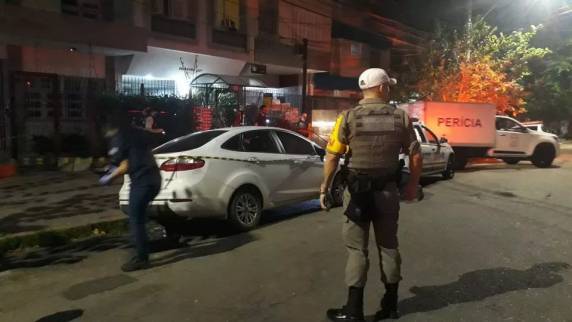 Tenente do 11º Batalhão da Brigada Militar foi atingido três vezes durante tiroteio no bairro Santana, na noite desta terça (29). Outro suspeito foi detido quando procurava atendimento.