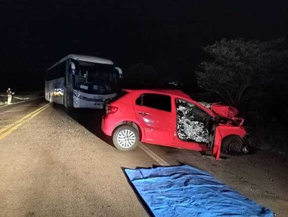 Colisão entre carro e ônibus deixa uma vítima fatal na BR-285 em Passo Fundo - foto 2