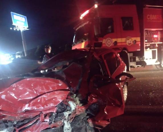 Colisão entre carro e ônibus deixa uma vítima fatal na BR-285 em Passo Fundo - foto 3