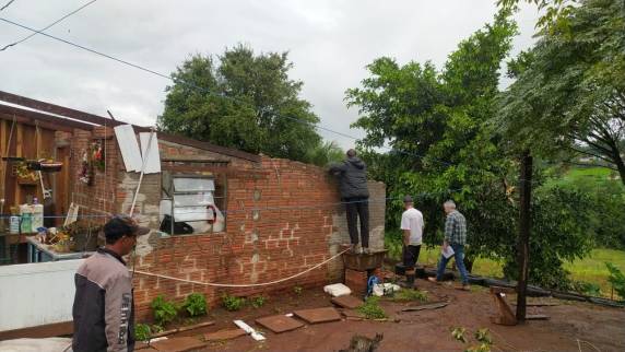 Defesa Civil de Horizontina contabiliza 50 casas danificadas pelo vendaval - foto 5