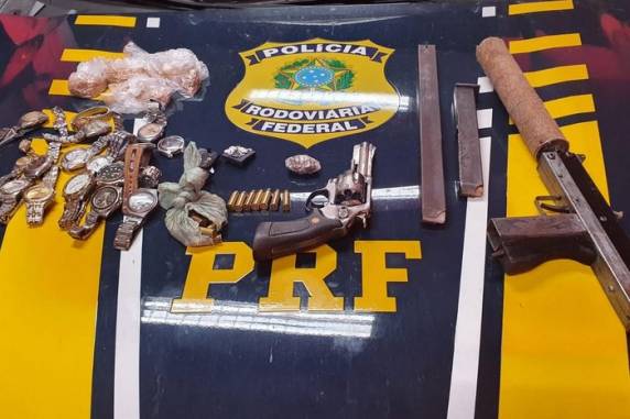 Ação conjunta da BM com a PRF resultou na detenção dos moradores de Porto Alegre e Alvorada