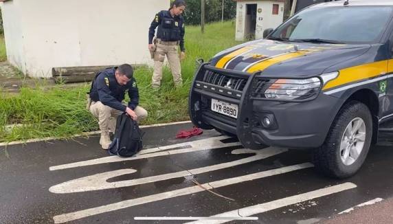 Suspeito foi abordado quando caminhava pela BR-290 em Eldorado do Sul, na Região Metropolitana de Porto Alegre. Ele é suspeito de tentar matar duas ex-companheiras.
