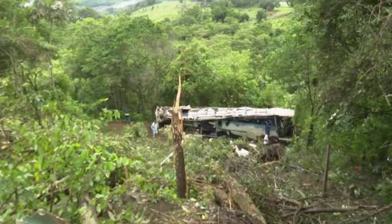 Acidente foi registrado na PR-090, no trecho da Serra Fria, no fim da noite de quarta-feira (30). Segundo a polícia, veículo transportava trabalhadores de várias regiões do Brasil.