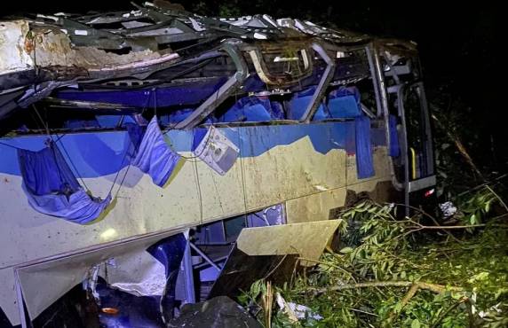 Acidente foi registrado na PR-090, no trecho da Serra Fria, no fim da noite de quarta-feira (30). Segundo a polícia, veículo transportava trabalhadores de várias regiões do Brasil.