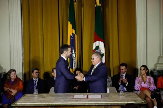 Em cerimônia no Piratini, ex-governador fez críticas a Bolsonaro e se dispôs a ajudar projeto de terceira via como candidato ou nos bastidores