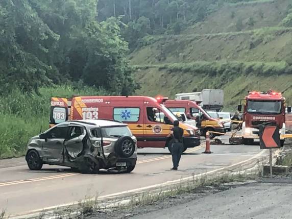 De acordo com o Corpo de Bombeiros Militar, duas pessoas ficaram presas às ferragens.
