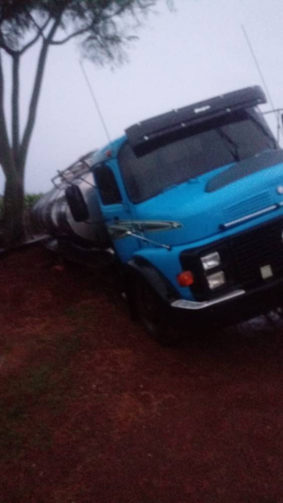 Caminhão transportador de leite atola e cai em barranco no interior de Três de Maio - foto 3