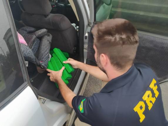 Carro que transportava a droga se acidentou e traficante fugiu, deixando esposa e filha para trás.