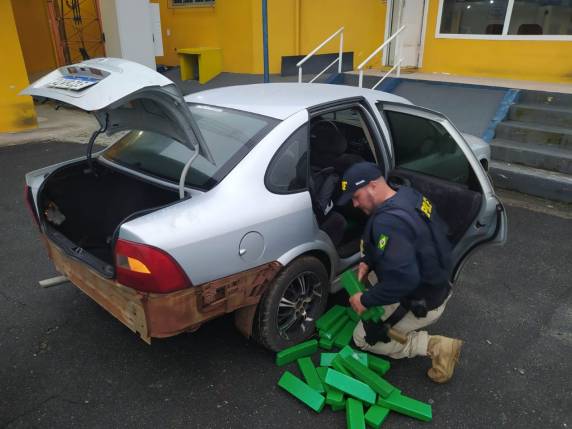 Carro que transportava a droga se acidentou e traficante fugiu, deixando esposa e filha para trás.