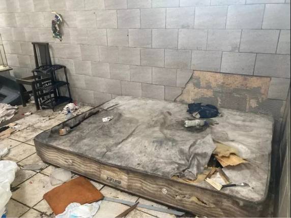 Local fica em galpão abandonado em Joinville, segundo PM. Uma das vítimas conseguiu fugir e chamou polícia.