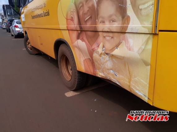 Casal fica ferido em acidente envolvendo motocicleta e micro ônibus, no Centro de Três de Maio - foto 3