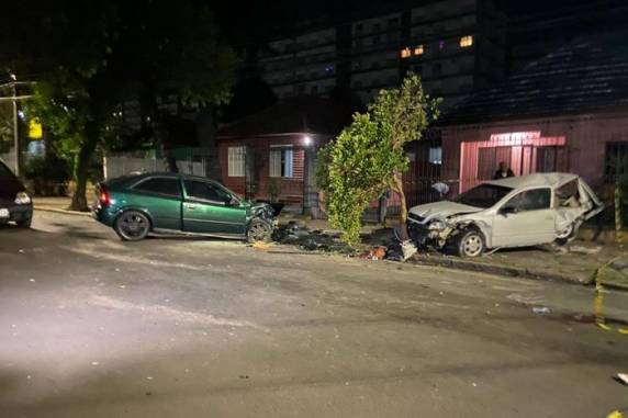 Impacto da colisão destruiu dois veículos na rua Guilherme Alves