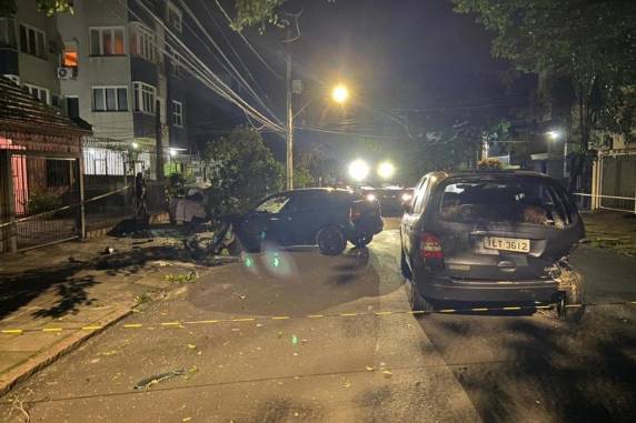 Motorista bate em carros estacionados deixando duas pessoas feridas na Capital - foto 3