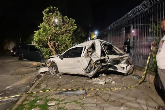 Motorista bate em carros estacionados deixando duas pessoas feridas na Capital - foto 2
