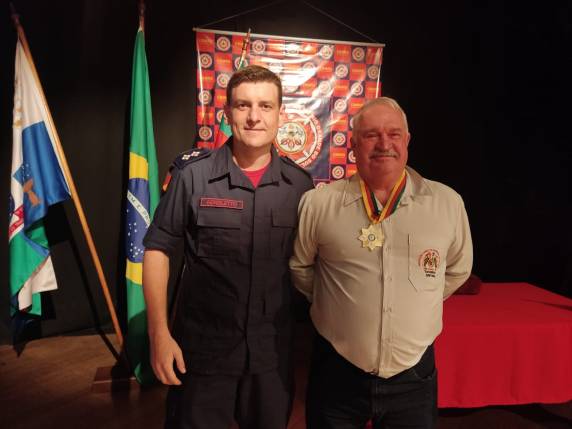 Presidente da Ass. Corpo de Bombeiros Voluntários de Três de Maio, recebe homenagem em Ijuí - foto 2