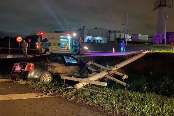 Carro derruba poste e capota em acesso à freeway, em Gravataí - foto 3