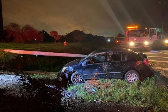 Carro derruba poste e capota em acesso à freeway, em Gravataí - foto 2