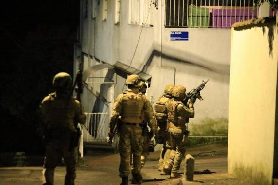 Inquérito concluído pelo Denarc também responsabiliza líderes de três grupos criminosos do Estado que estão em presídios federais