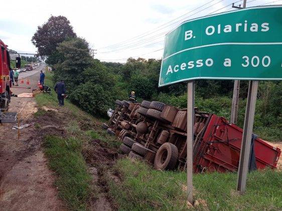 Desencarcerador foi utilizado para retirar motorista que ficou gravemente ferido e foi levado para o HBB