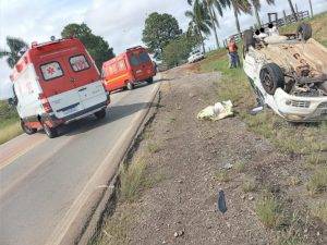 Capotamento deixa três pessoas feridas na ERS-324 - foto 3