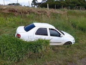 Capotamento deixa três pessoas feridas na ERS-324 - foto 2