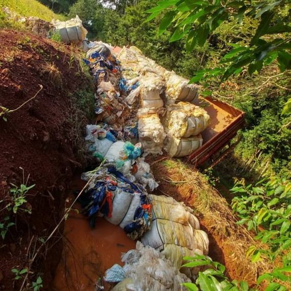Empresário relata sérios problemas com estrada de acesso a sua empresa, no interior de Três de Maio - foto 4